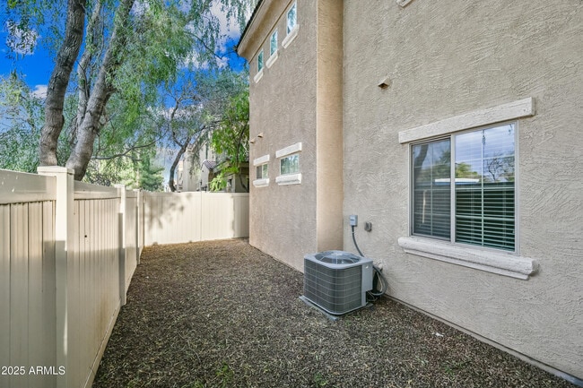 Building Photo - 1367 S Country Club Dr