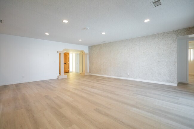 Foto del edificio - 11801 Rexford Rd