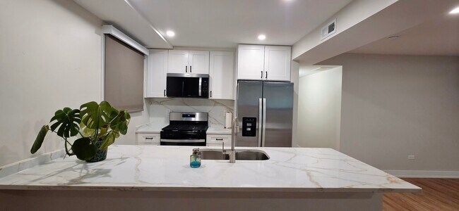 Foto del edificio - 2230 W Wilson Ave