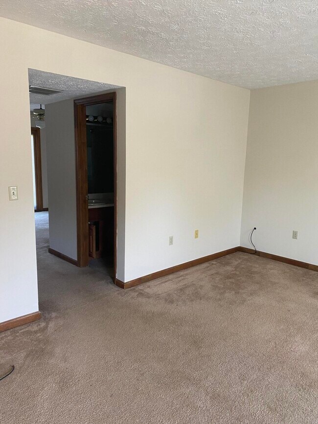 Building Photo - 2110 Fayette Dr