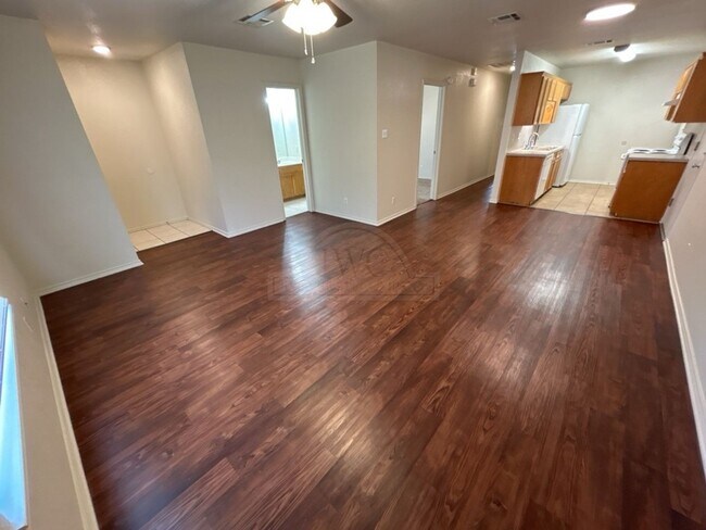 Foto del edificio - 912 McDaniel Cir