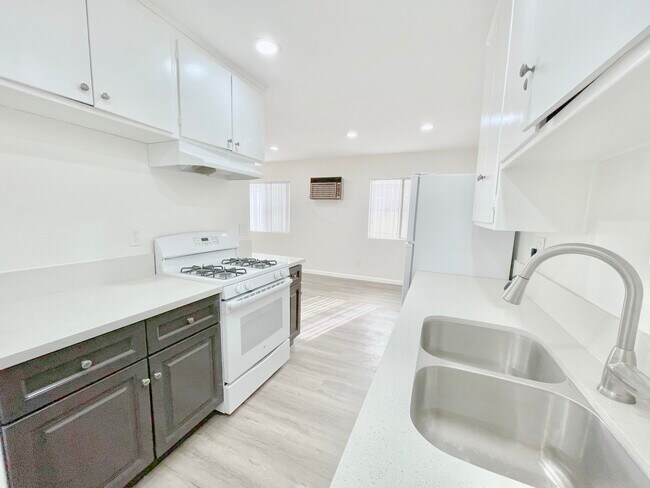 Building Photo - 849 Wilcox Ave