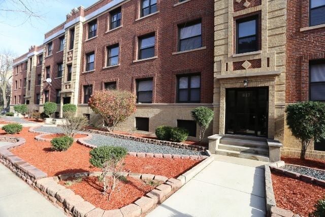 Foto principal - 825 W Waveland Ave