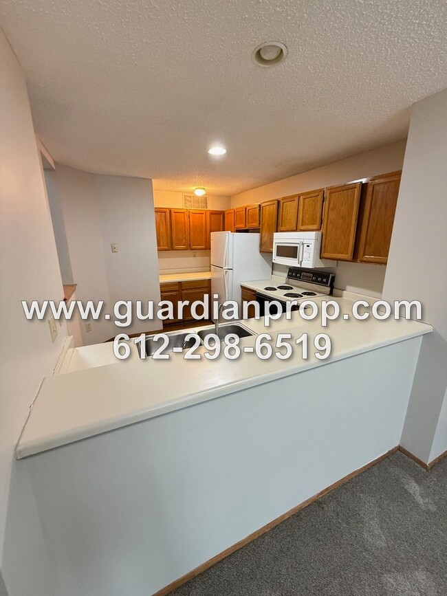 Foto del edificio - Eagan Townhouse Available Now Overlooking ...