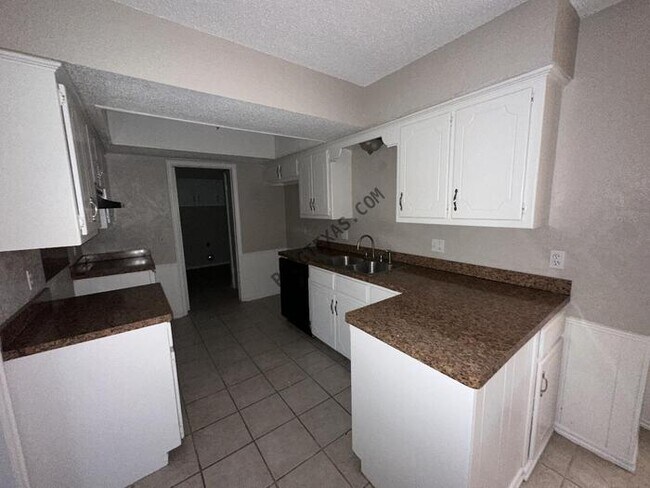 Building Photo - 721 Lakecrest Drive Moore, OK 73170