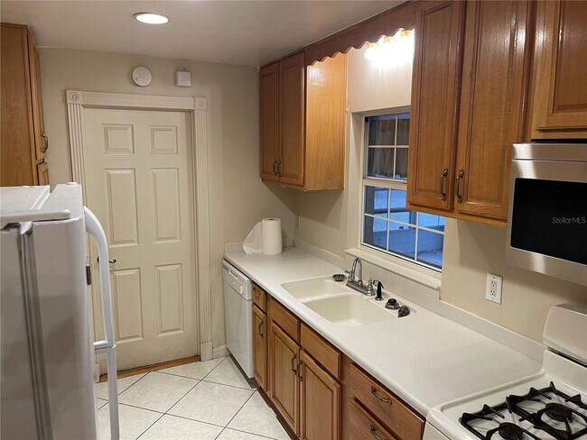 Building Photo - Charming 2 bedroom plus bonus room and 2 b...