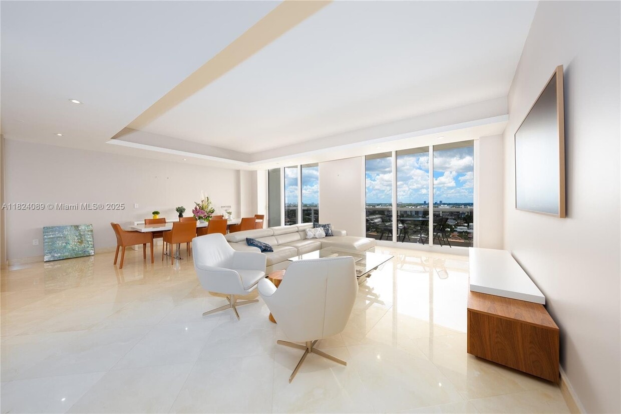 Primary Photo - 9559 Collins Ave