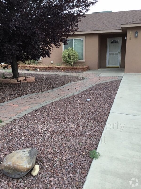 Building Photo - 605 Mesa Vista Dr