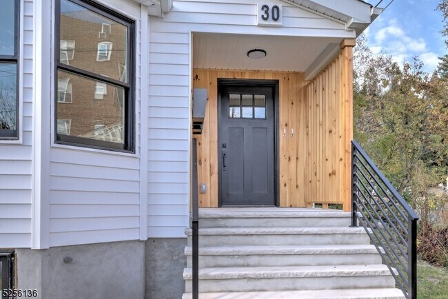Building Photo - 30 St Lukes Pl