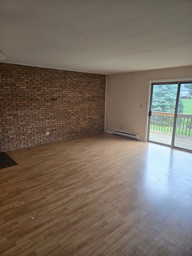 Building Photo - Large 2 Bdrm/2 Bath Condo 1 mile from Lake...