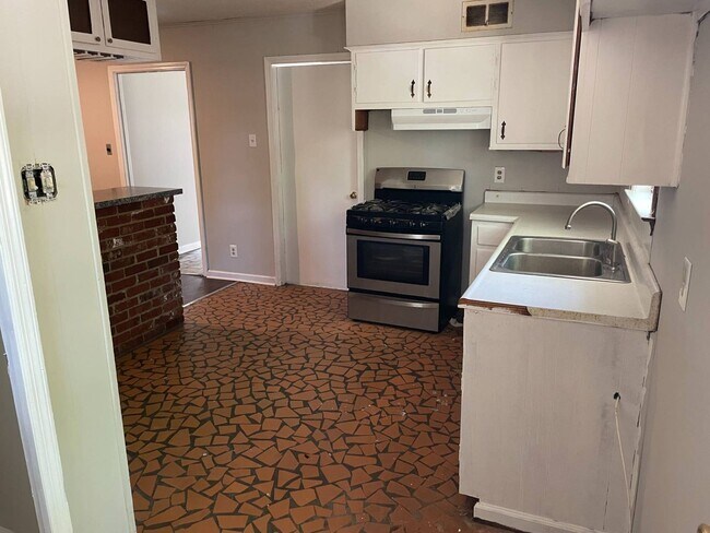 Building Photo - BELOW MARKET RENT!