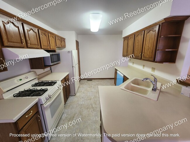 Building Photo - Spacious 3 bedroom 2 bathroom townhouse