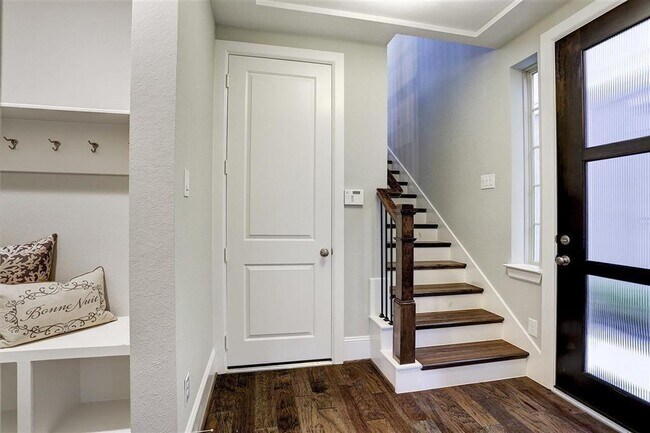 Building Photo - 2707 Strathwood Ln