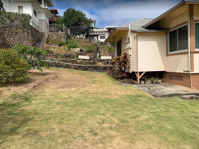 Yard Area - 2820 Dole St