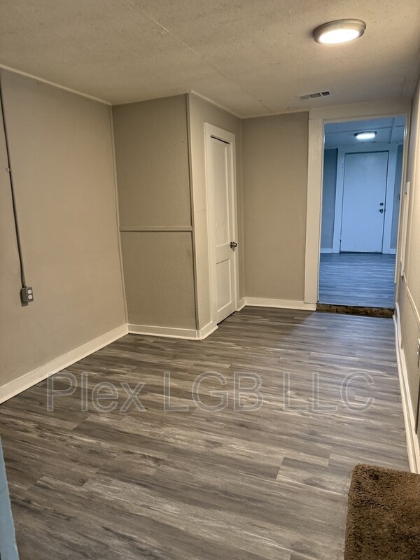 Building Photo - 622 Smoot St