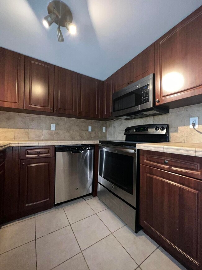 Foto del edificio - 1733 Village Blvd
