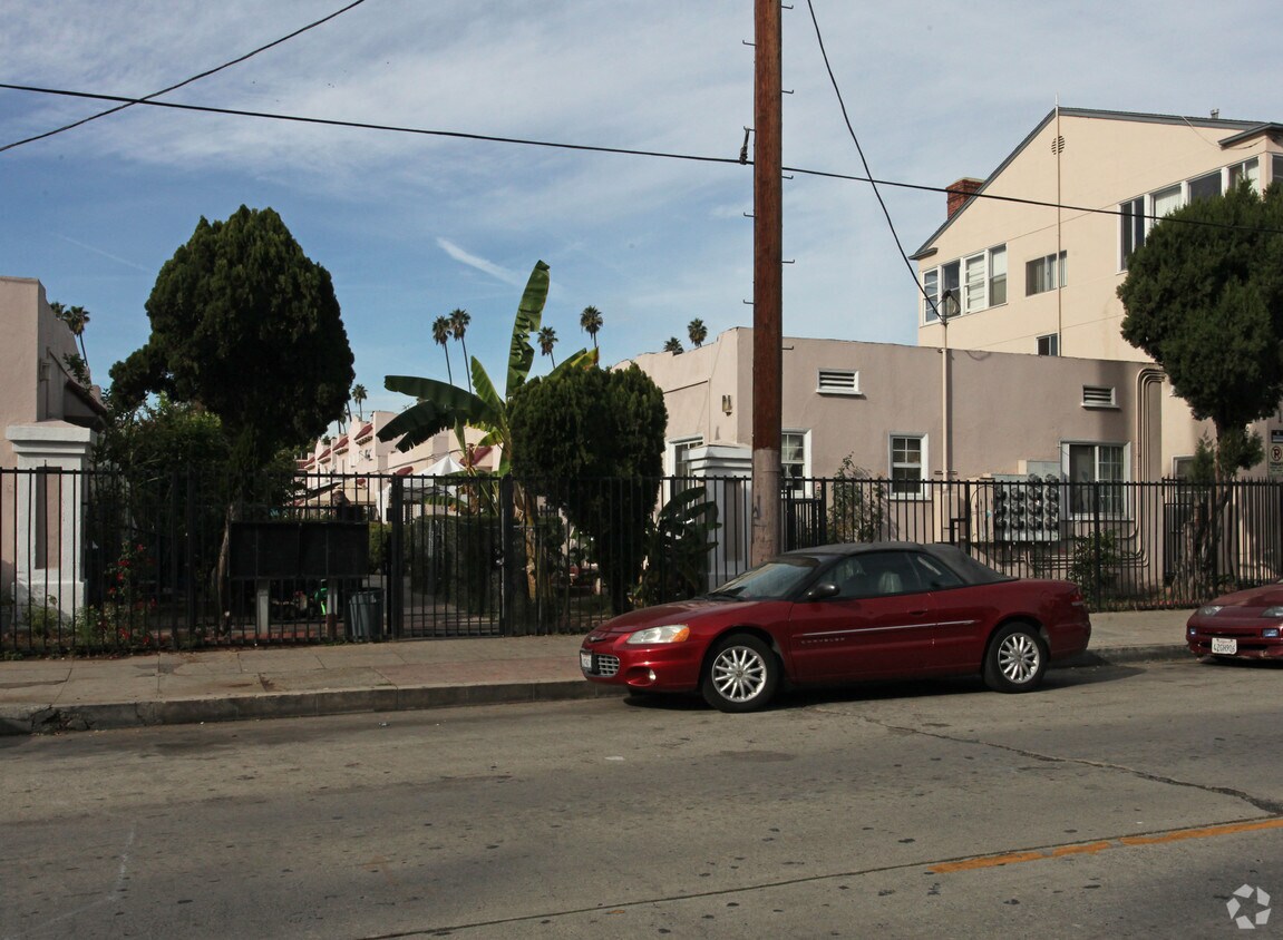 Building Photo - 1611 N Normandie Ave