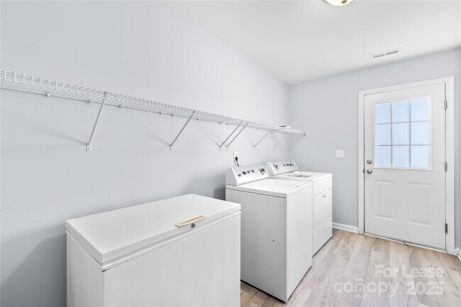 Building Photo - 8043 Bristle Toe Ln