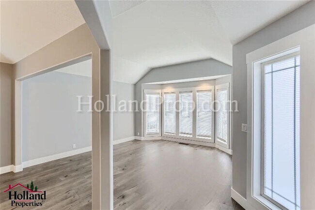 Foto del edificio - Spacious 4-Bedroom Home with Bright, Open ...