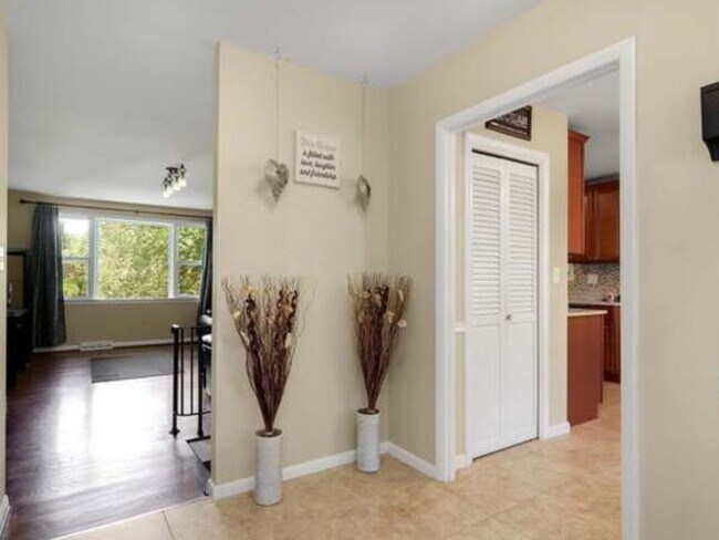 Building Photo - 5 Bedroom Single Family Home in Clinton