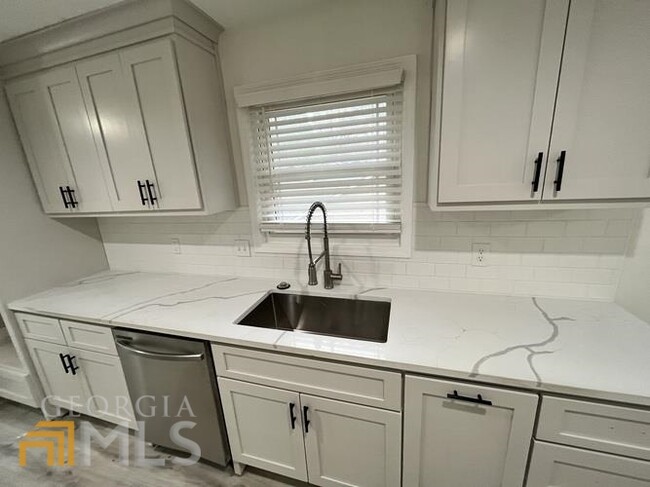 Building Photo - 9985 Lake Forest Way