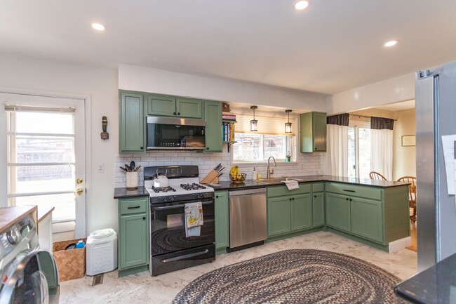 Building Photo - Charming Westside 3-Bed, 2-Bath Ranch-Styl...