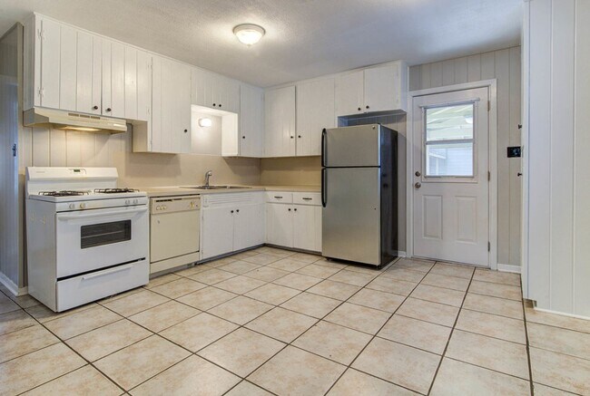 Building Photo - Charming 3bed/2bath home in Rosedale, comp...