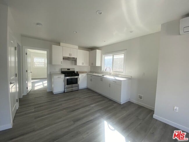 Building Photo - 142 Douglas St