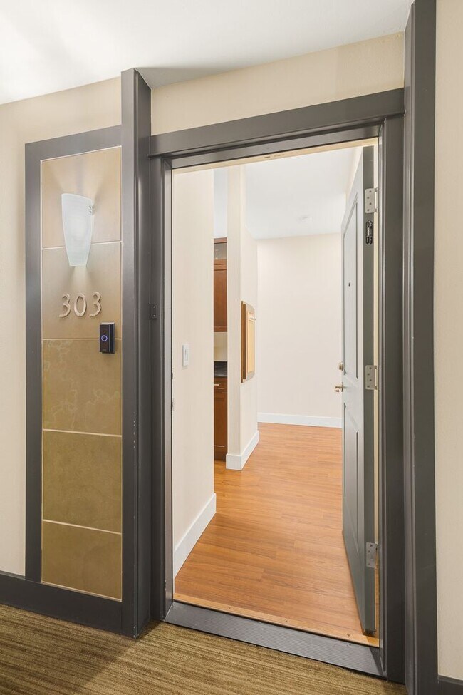 Building Photo - Welcoming Top Floor 1 Bedroom Condo - Gate...