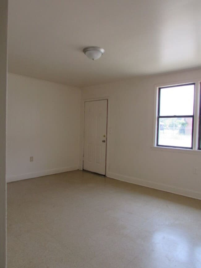 Building Photo - 625 Miller Rd