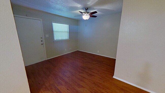 Building Photo - 2401 Manor Rd