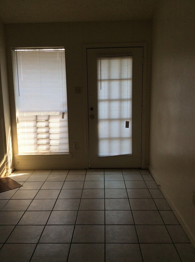 Building Photo - 3BD 2BA TOWNHOUSE