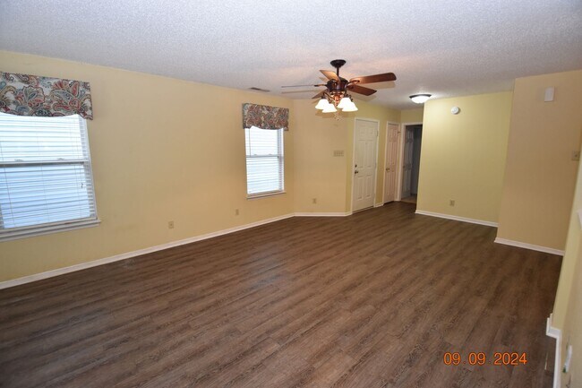 Building Photo - 658 Florence Dr