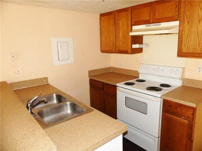 Building Photo - 701 Oakwood Ln
