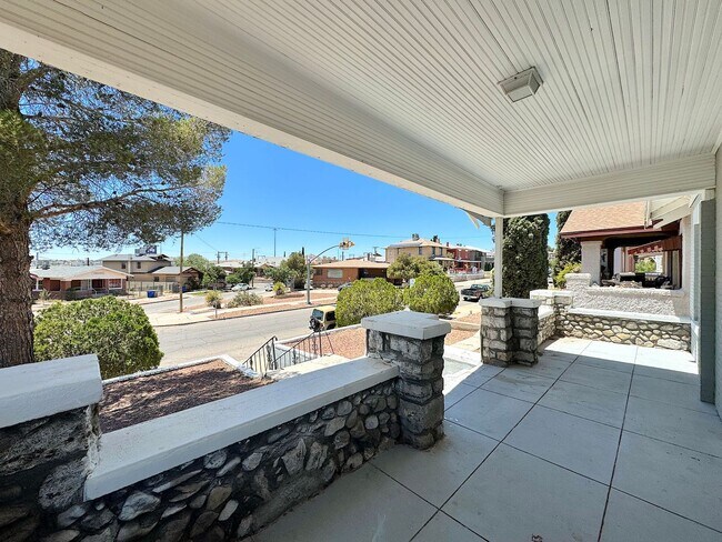 Foto del edificio - Sunset Heights Historic Home - 3Bed Refrig A/C!