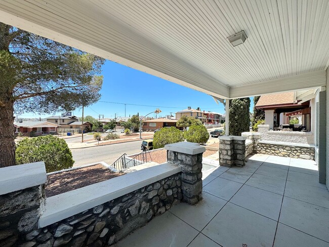 Building Photo - Sunset Heights Historic Home - 3Bed Refrig...