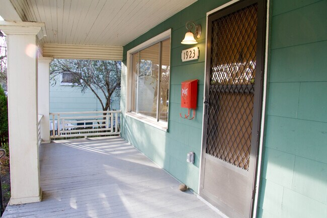 Foto del edificio - Gorgeous Home in the Heart of Hawthorne wi...