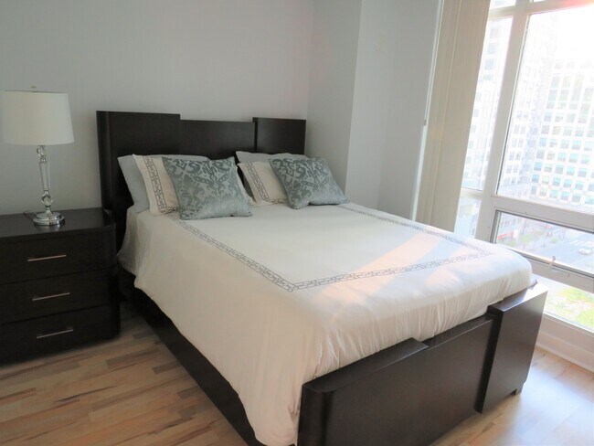 Photo du bâtiment - Close to Lakeshore Toronto 1+1 Bedroom  & ...