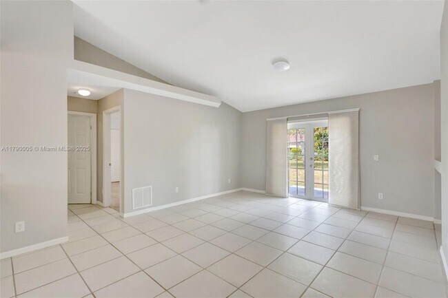 Foto del edificio - 665 NE Horizon Ln
