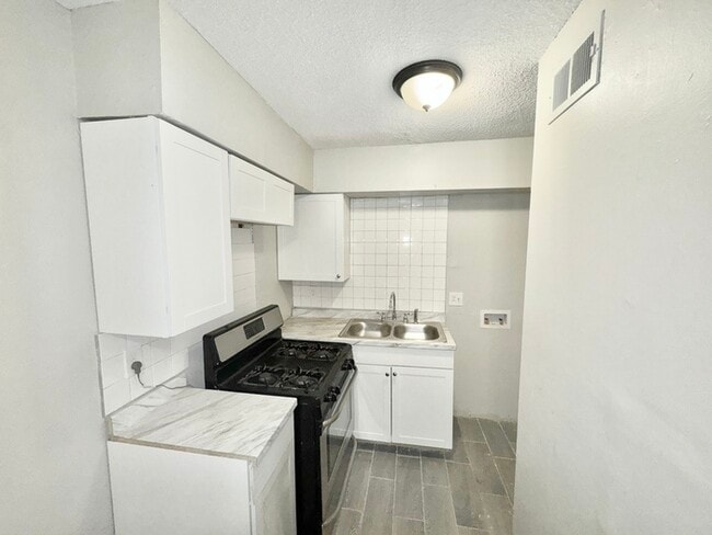 Building Photo - 139 N Claybrook St