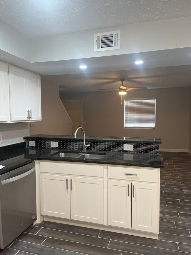 Building Photo - 3240 Summerhill Ln