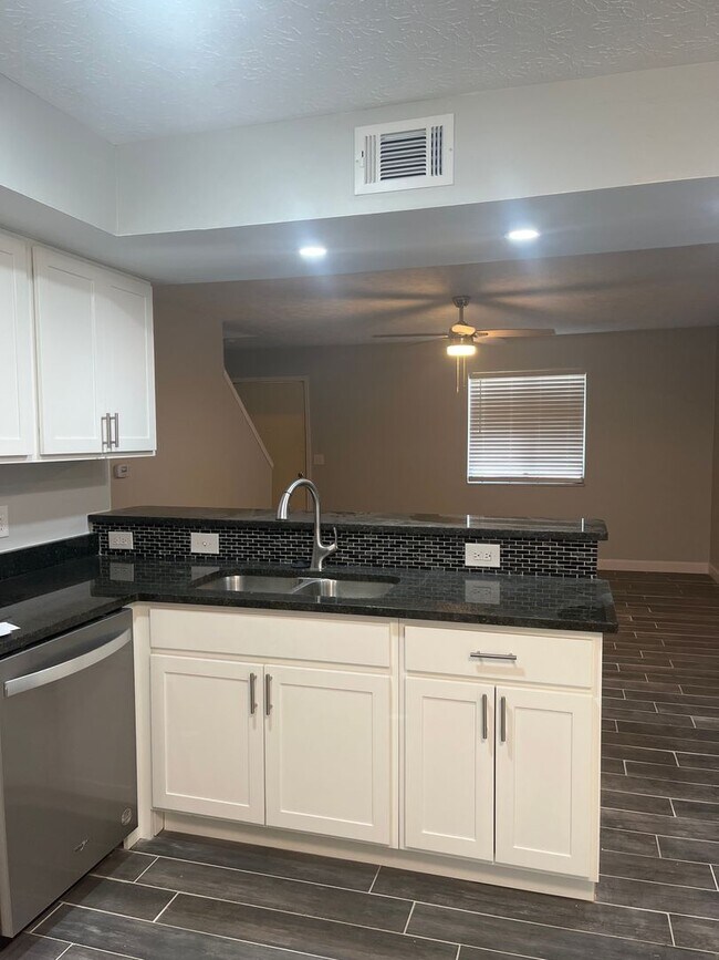 Foto del edificio - 3240 Summerhill Ln