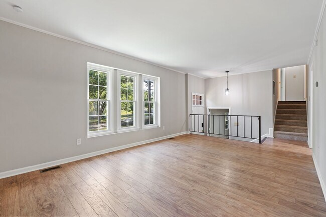 Building Photo - Gorgeous contemporary split-level near Lak...