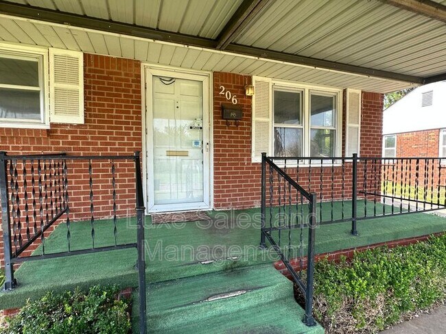 Building Photo - 206 E Myrtle Dr