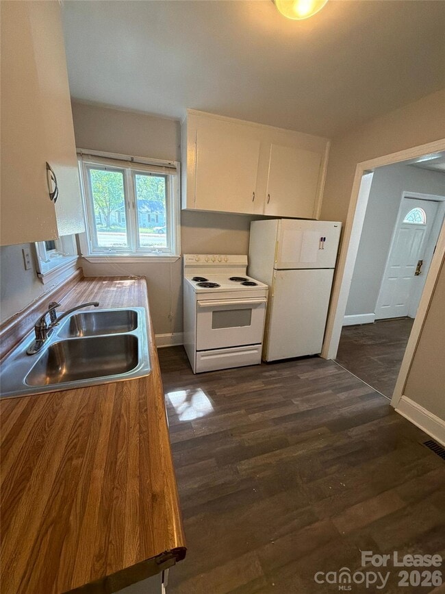 Building Photo - 3526 Eastway Dr