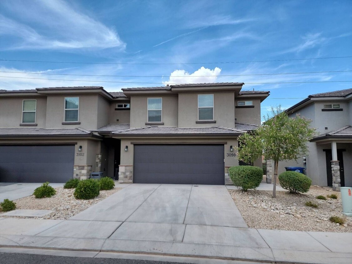 Primary Photo - Stunning 3 bedroom, 2.5 bathroom