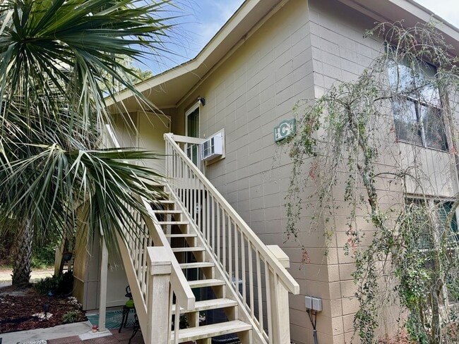 Building Photo - Top-Floor South End Villa Near Coligny Beach- Available Now!