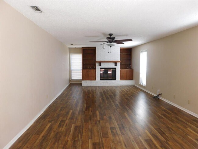 Building Photo - 2709 Blackwood Dr