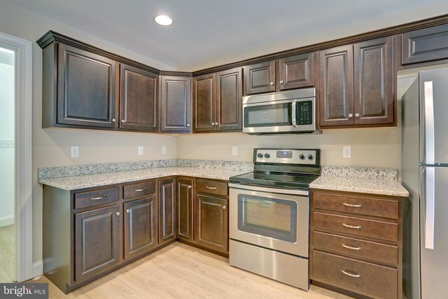 Building Photo - 130 Surrey Ct