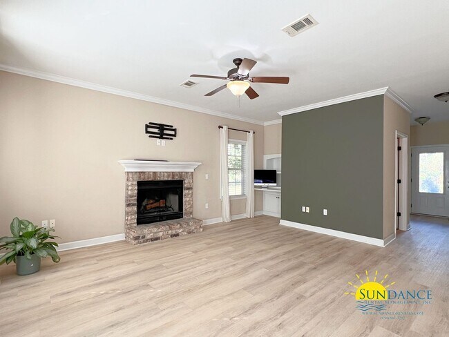 Building Photo - Spacious 4 Bedroom Home in Crestview!